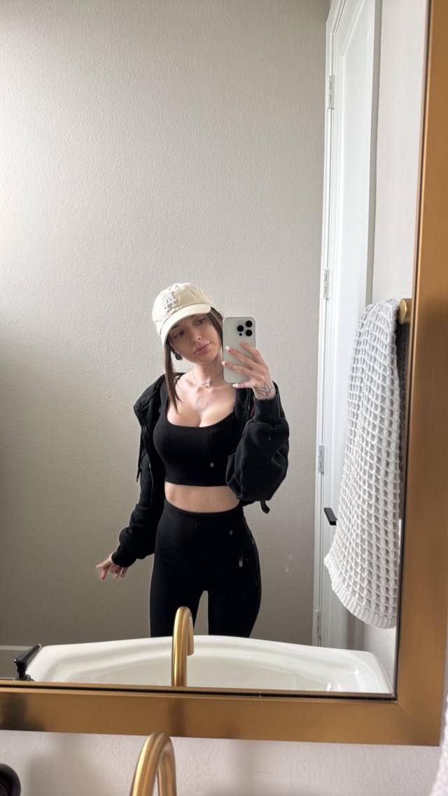 HMU if you’re down to fuck 😜💦 - Image 3